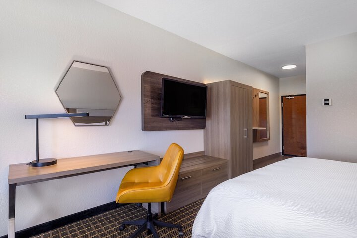 Holiday Inn Express Hotel & Suites Pittsburg by IHG
