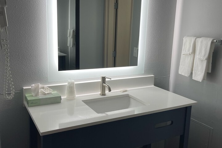 Room 27 of 38