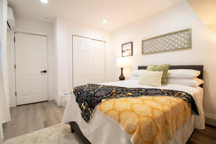 Exceptional & Central Garden Suite, Top Amenities & Care!
