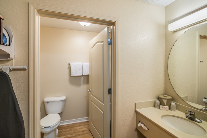 Red Roof Inn & Suites Pensacola East - Milton
