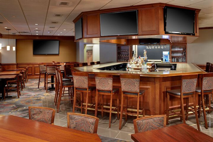 DoubleTree by Hilton Detroit - Dearborn