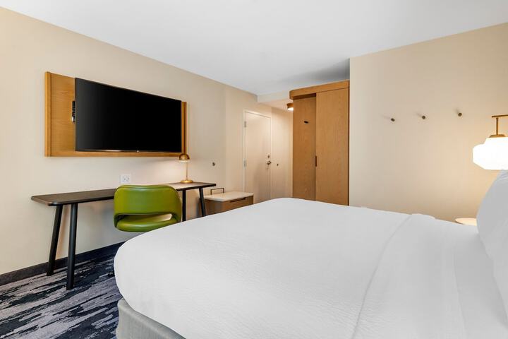 Room 28 of 71