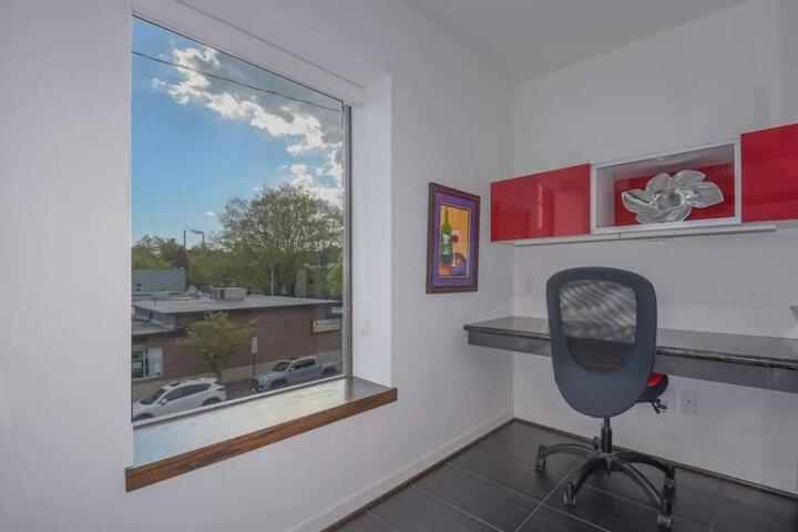 Large eclectic 1 BR above restaurant 15min to PDX