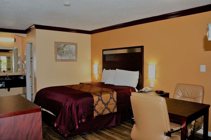 Americas Deluxe Inn