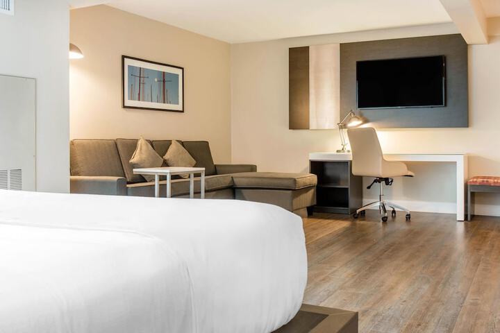 Wyndham Newport Hotel