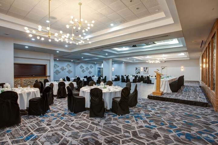 Ballroom/Hall 71 of 79