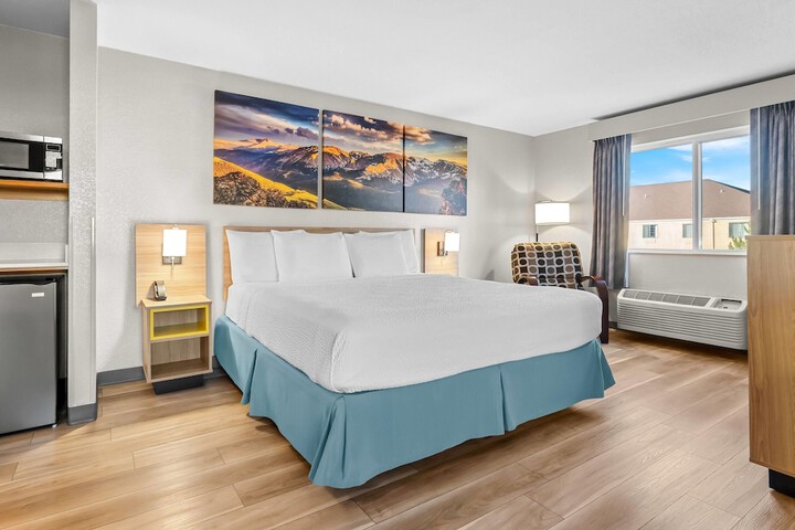 Days Inn & Suites by Wyndham Castle Rock