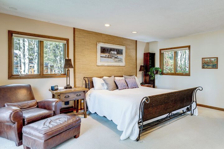 Luxe Poconos Pines Home w / Beach + Amenities!