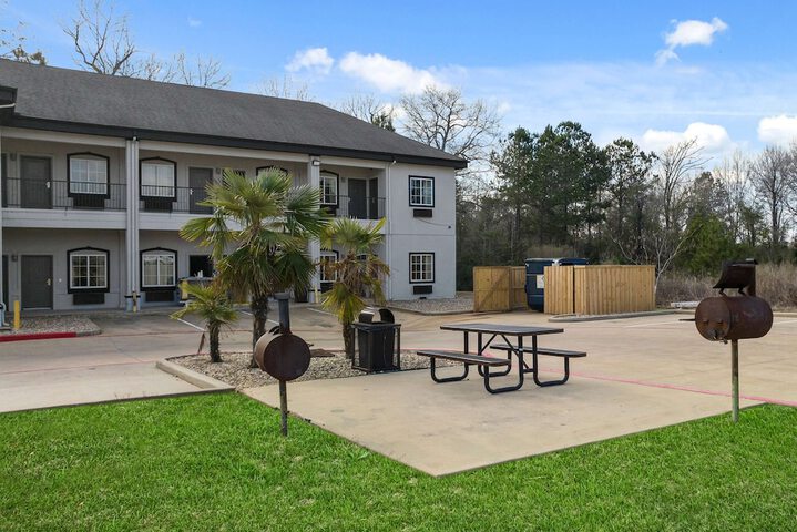 Super 8 by Wyndham Carthage TX