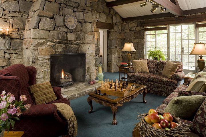 1906 Pine Crest Inn