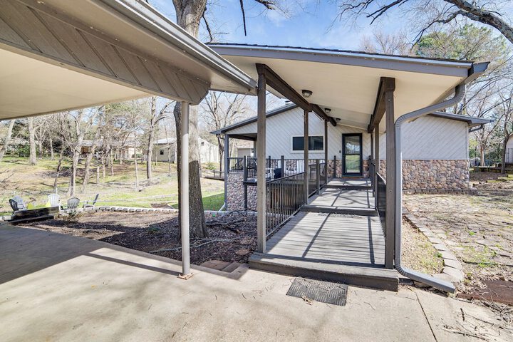 Pickleball / sport Court: Spacious Kemp Home!