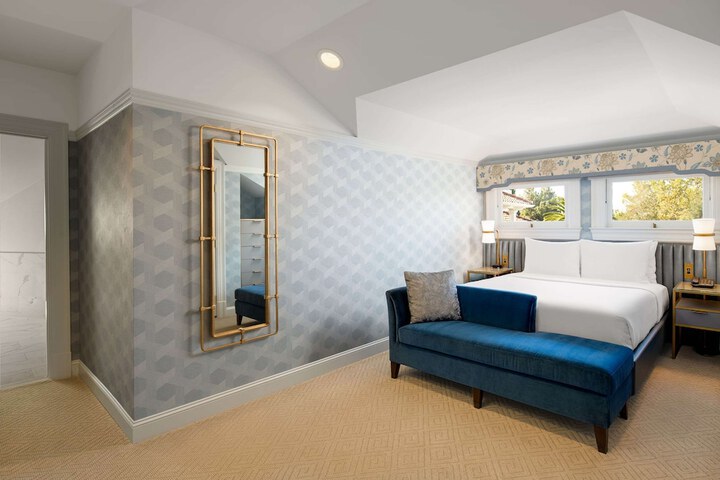 Room 32 of 90