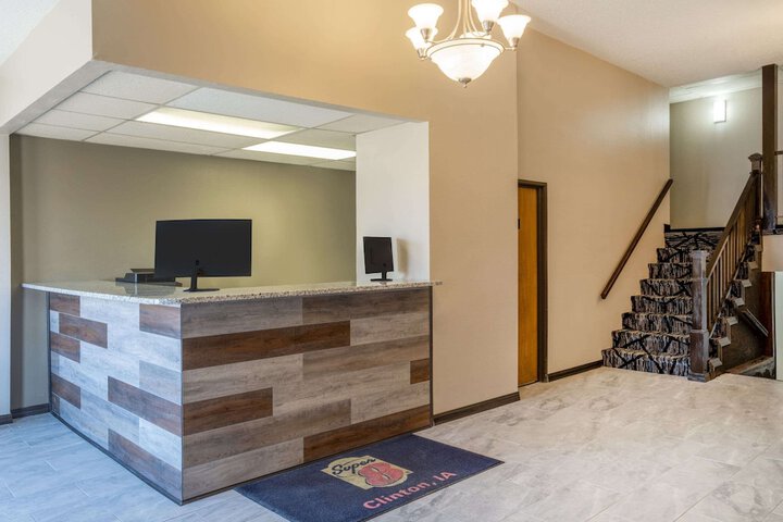 Super 8 by Wyndham Clinton