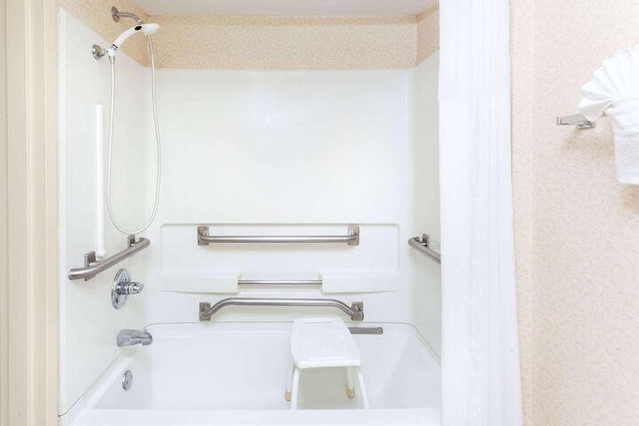 Days Inn & Suites by Wyndham Tucker / Northlake