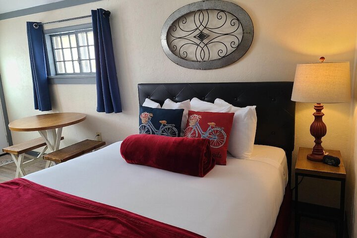 Lamplighter Cabins & Suites