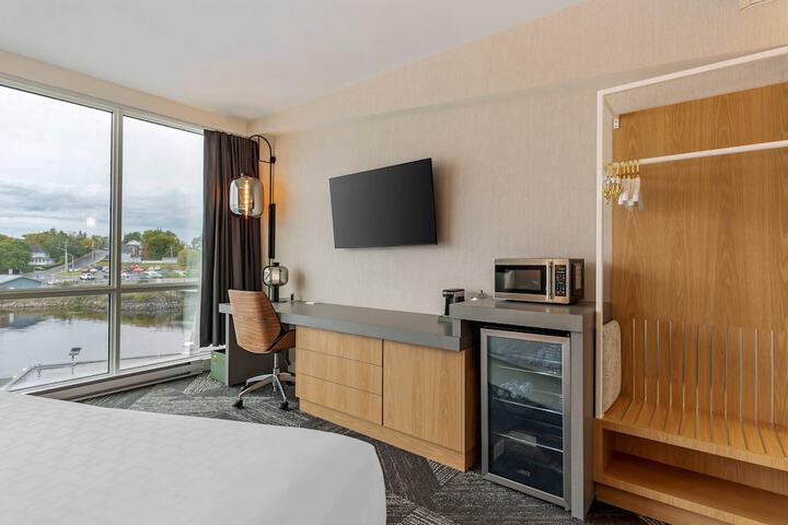Clarion Lakeside Inn & Conference Centre