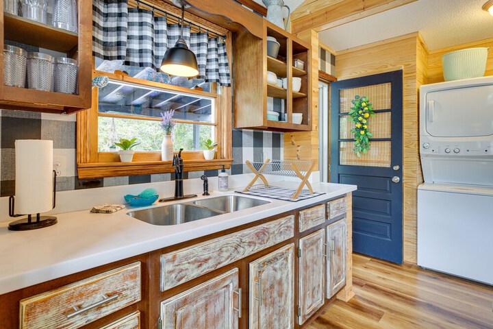 Oak Island Vacation Rental w / Decks Walk to Beach