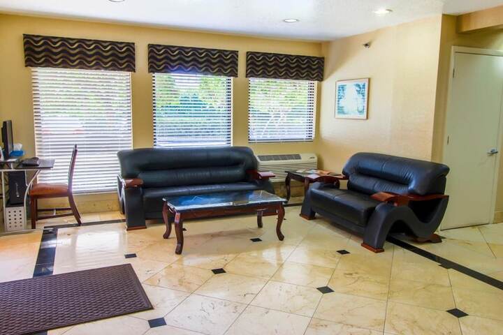Room 9 of 18