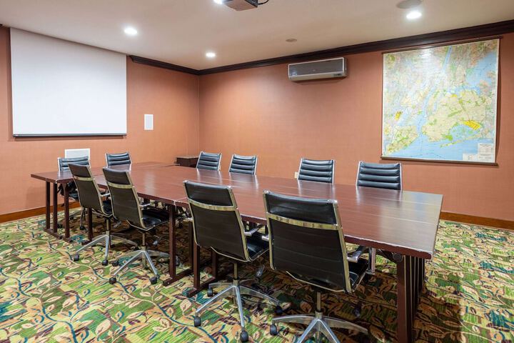 Days Hotel by Wyndham North Bergen / NYC Area