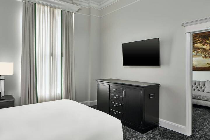 Room 120 of 212