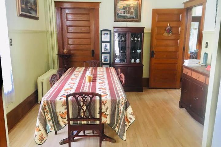 Le Petit Château Montebello B & B