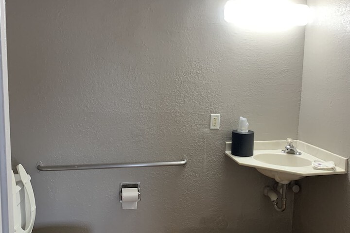 Room 27 of 32