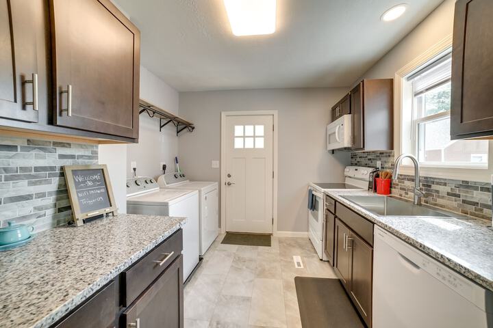 Deck & Patio: Inviting Abode in Natrona Heights!