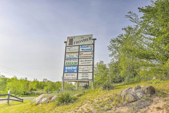 Rustic Rothbury Cabin w / Resort Amenity Access!