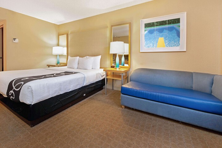 Room 27 of 38