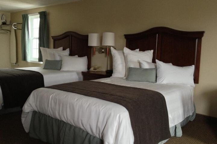 Holiday Hill Inn & Suites
