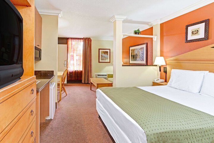 Room 33 of 40