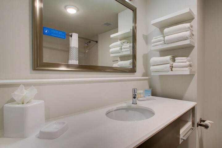 Hampton Inn & Suites Milwaukee West