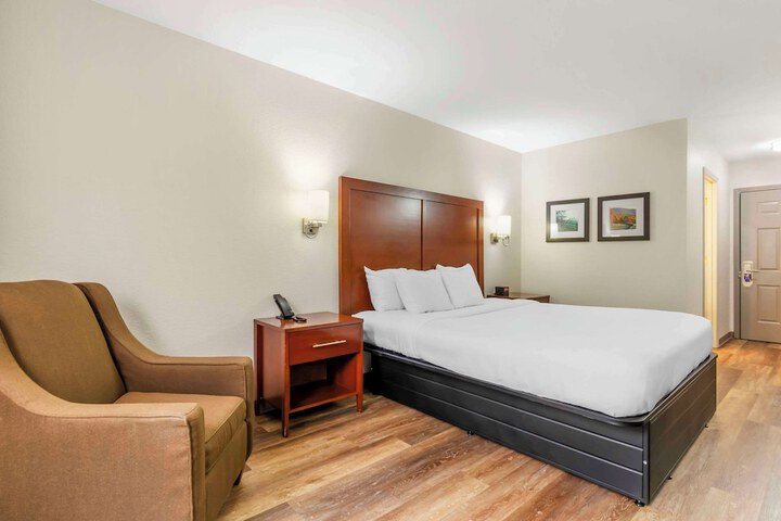 Room 28 of 35