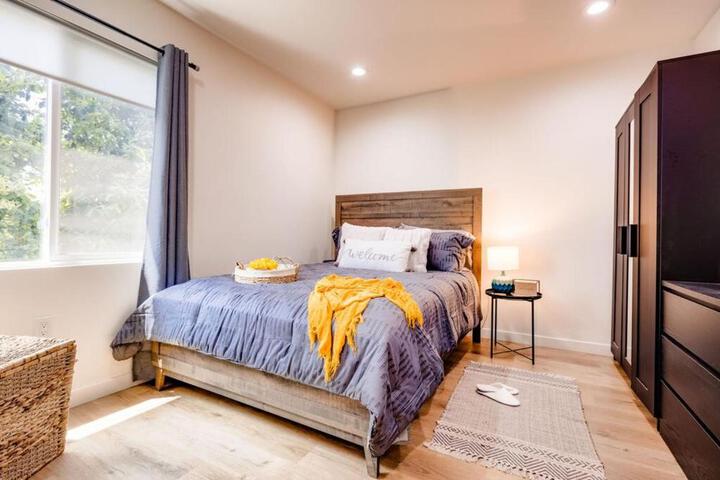 NEW and Modern Cozy Flat in Southern California
