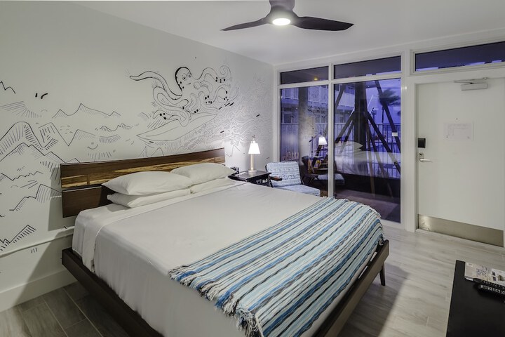Room 40 of 77