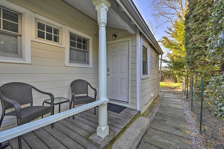 Quaint DT Greenport Apt - 2 Mi to Shelter Island!