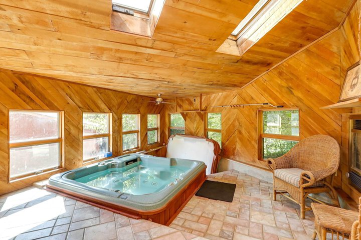 Spacious Woodbury Home w / Pool + Hot Tub!