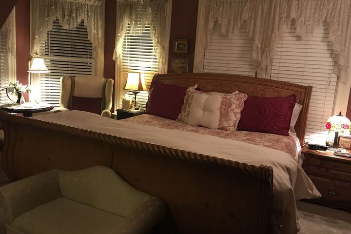 Historic Iron Horse Inn