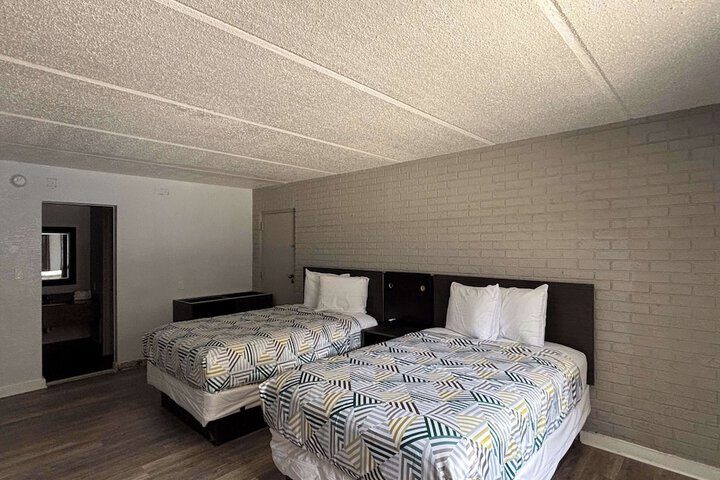 Room 33 of 40