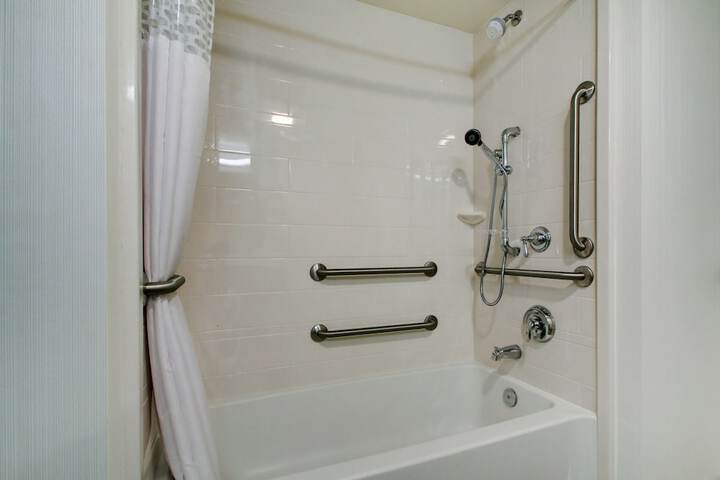 Hampton Inn & Suites Milwaukee West
