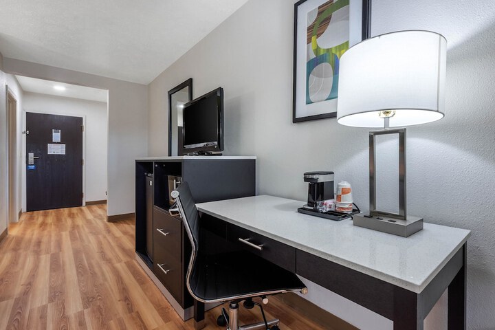 Quality Inn Coraopolis - Pittsburgh Airport