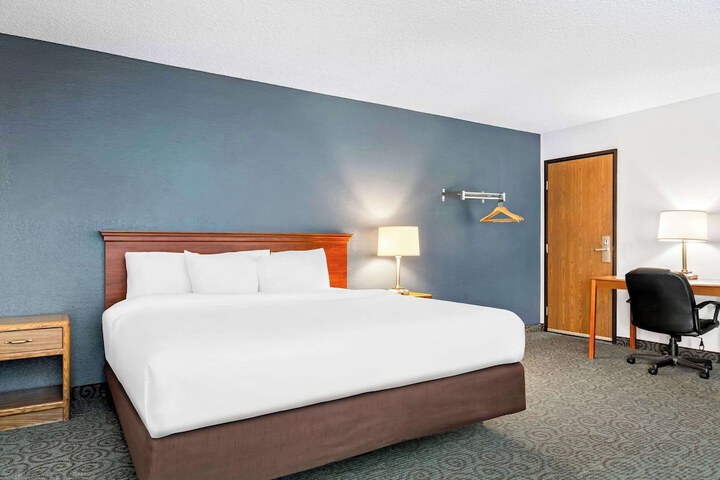 Room 32 of 40