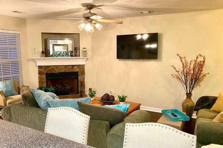 Spacious & comfy home in ultra-convenient location 2025 Traveller Award Winner