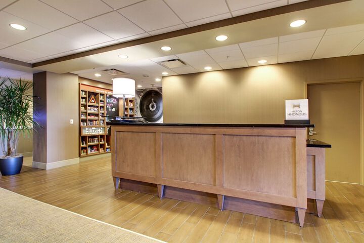 Hampton Inn & Suites Milwaukee West
