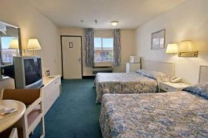 Hilltop Inn & Suites