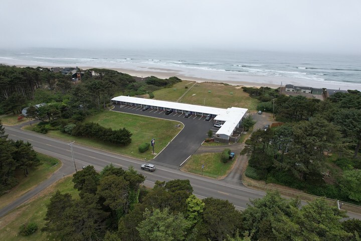Tillicum Beach Motel (Deanes Oceanfront Lodge)