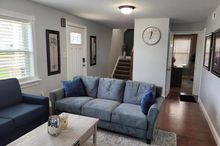 Nice house with private parking king bed fenced yard