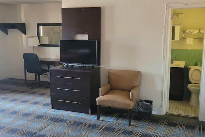 Room 7 of 18