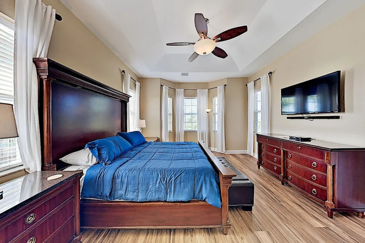 Immaculate Canal W / Pool Dock & Game Lounge 4 Bedroom Home