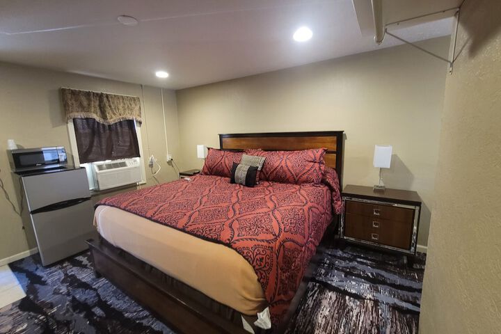 Room 7 of 18